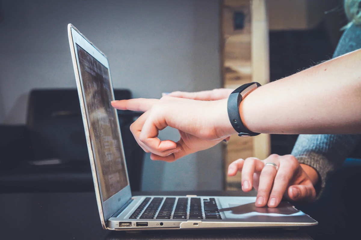 Open laptop met een lijst vragen en een kop koffie ernaast