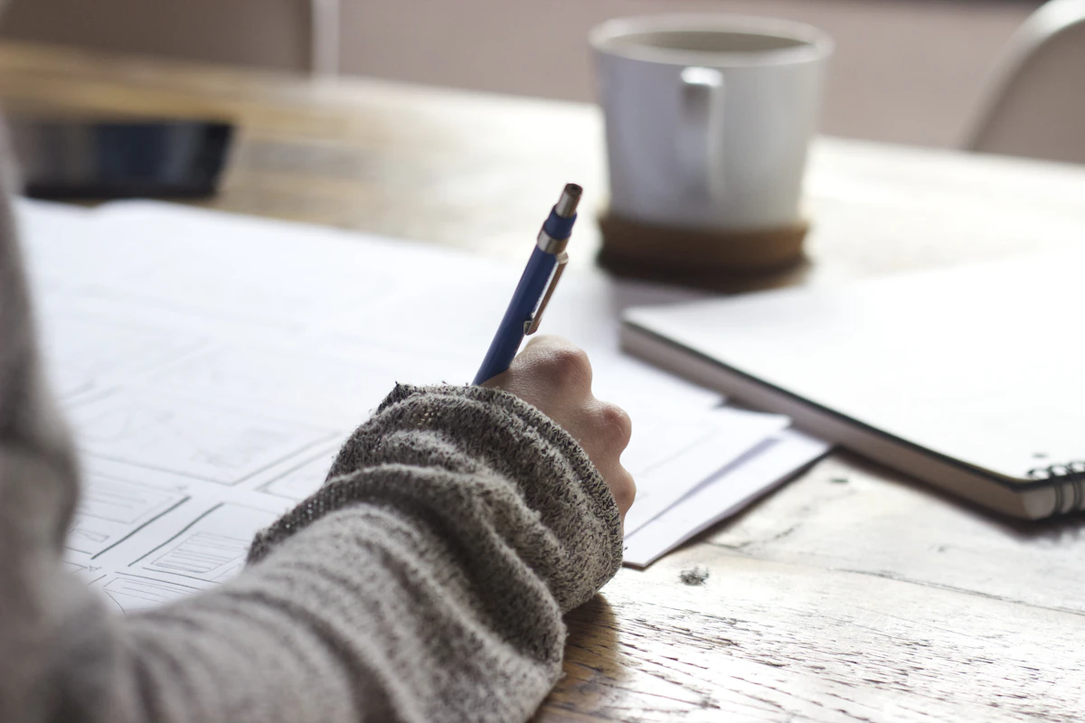 Notitieboek met highlighter en een stapel boeken op een bureau