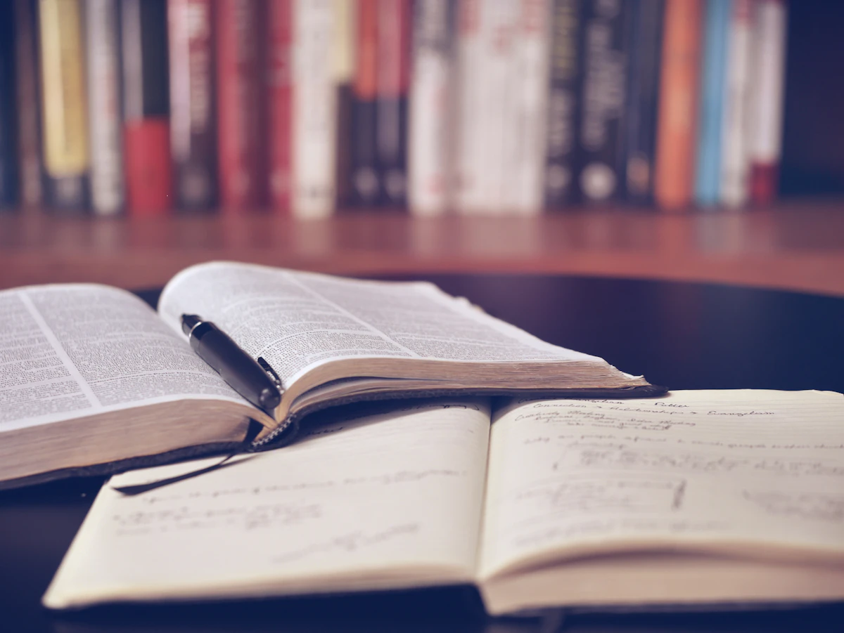 Open notitieboek met schema en pen op een leeg bureau